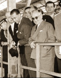 Juscelino e Getúlio Vargas: governos marcados pelo desenvolvimento do capitalismo industrial no Brasil