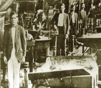 Trabalhadores em greve numa fábrica de São Paulo em 1917.
